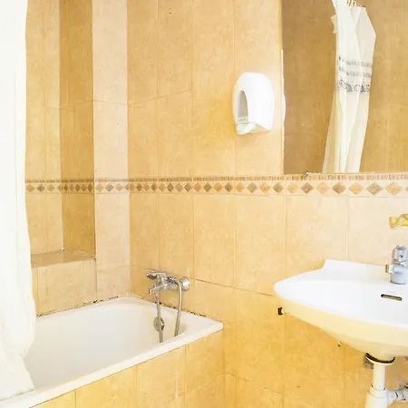Residencia Alclausell بيت شباب